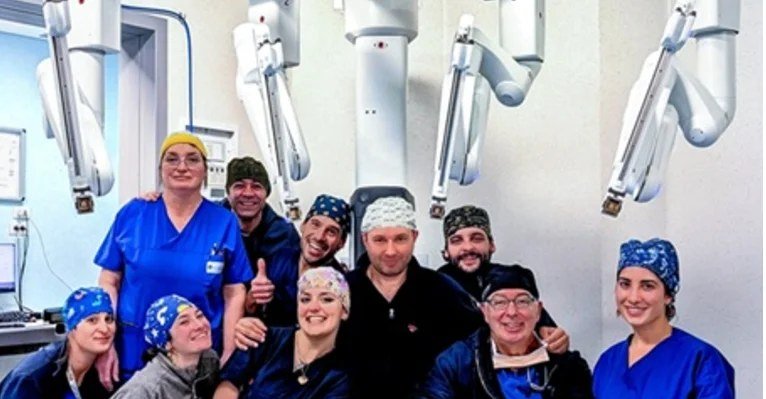 Équipe dell'A.O. Moscati di Avellino con il sistema robotico Da Vinci Xi